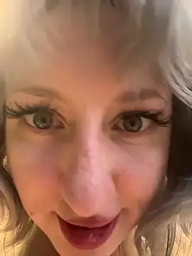 Snapshot of RonnieKiss chatting on March 2026 12:52:01 PM RonnieKiss online show from March 2026 12:52:01 PM