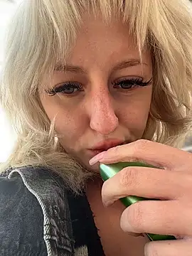 Snapshot of RonnieKiss chatting on April 2026 06:29:02 AM RonnieKiss online show from April 2026 06:29:02 AM