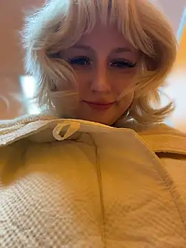 Snapshot of RonnieKiss chatting on April 2026 11:27:01 AM RonnieKiss online show from April 2026 11:27:01 AM