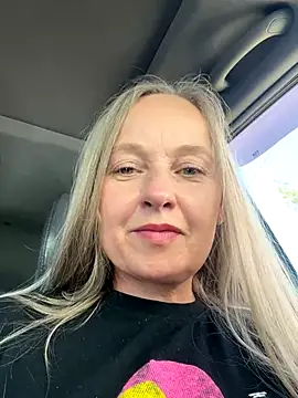 Snapshot of B_i_r_d_i_e chatting on September 2025 12:18:01 PM B i r d i e online show from September 2025 12:18:01 PM