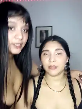 Snapshot of TwoForyouX chatting on October 2025 04:07:01 AM TwoForyouX online show from October 2025 04:07:01 AM