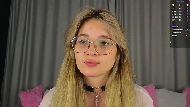 Snapshot of vivyboo111 chatting on November 2025 08:18:02 PM vivyboo111 online show from November 2025 08:18:02 PM