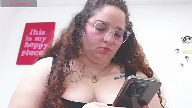 Snapshot of AmandaaWats chatting on April 2026 01:48:02 PM AmandaaWats online show from April 2026 01:48:02 PM