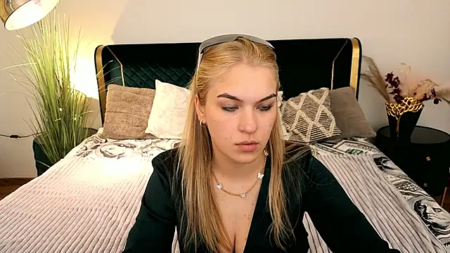 Snapshot of AlinaLiii chatting on April 2026 12:52:02 PM AlinaLiii online show from April 2026 12:52:02 PM