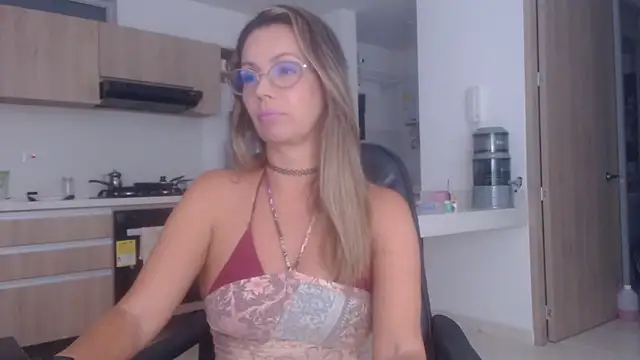 LovePaula online show from November 2025 09:58:01 PM