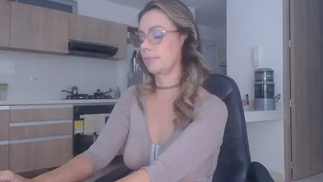 LovePaula online show from December 2025 11:37:01 AM