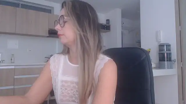 Snapshot of LovePaula chatting on March 2026 12:11:01 PM LovePaula online show from March 2026 12:11:01 PM