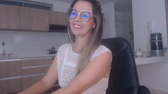 Snapshot of LovePaula chatting on March 2026 11:36:01 AM LovePaula online show from March 2026 11:36:01 AM