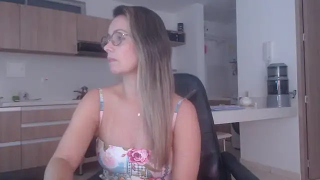 Snapshot of LovePaula chatting on March 2026 12:47:01 AM LovePaula online show from March 2026 12:47:01 AM