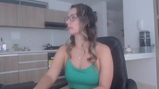 Snapshot of LovePaula chatting on March 2026 02:10:02 PM LovePaula online show from March 2026 02:10:02 PM