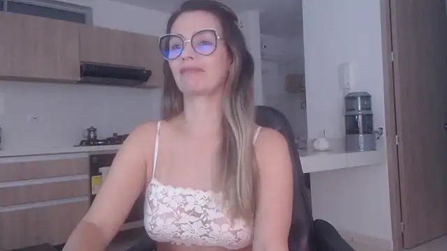 Snapshot of LovePaula chatting on March 2026 11:32:01 AM LovePaula online show from March 2026 11:32:01 AM