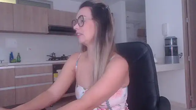 Snapshot of LovePaula chatting on March 2026 01:16:02 AM LovePaula online show from March 2026 01:16:02 AM