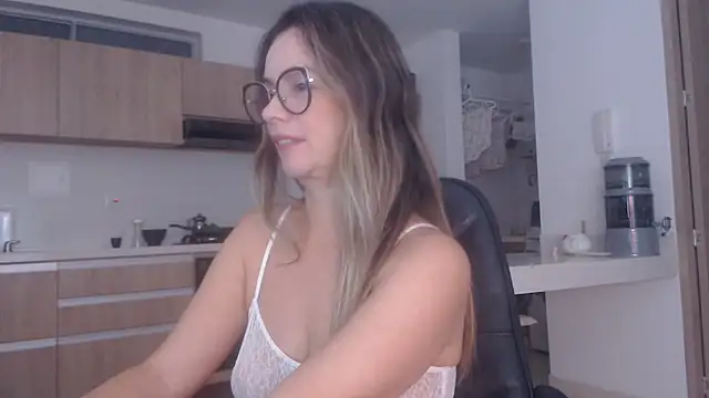 Snapshot of LovePaula chatting on April 2026 10:32:01 AM LovePaula online show from April 2026 10:32:01 AM