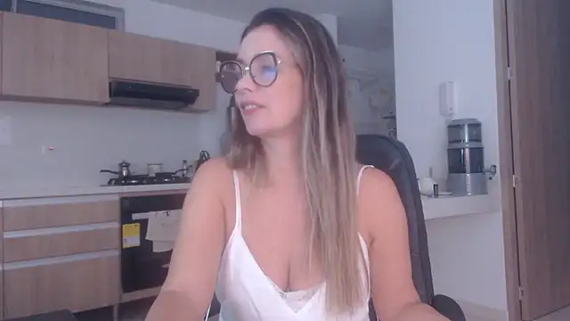 Snapshot of LovePaula chatting on April 2026 11:11:02 AM LovePaula online show from April 2026 11:11:02 AM