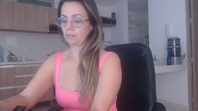 Snapshot of LovePaula chatting on June 2026 12:45:02 AM LovePaula online show from June 2026 12:45:02 AM