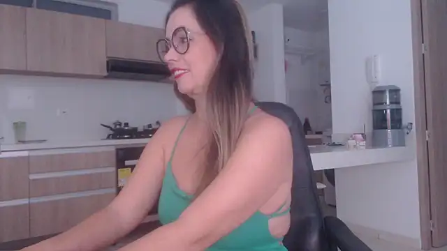 Snapshot of LovePaula chatting on June 2026 11:10:01 AM LovePaula online show from June 2026 11:10:01 AM
