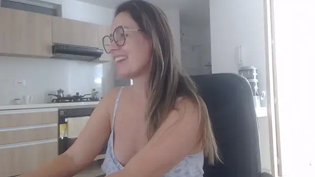 Snapshot of LovePaula chatting on July 2026 04:46:01 PM LovePaula online show from July 2026 04:46:01 PM