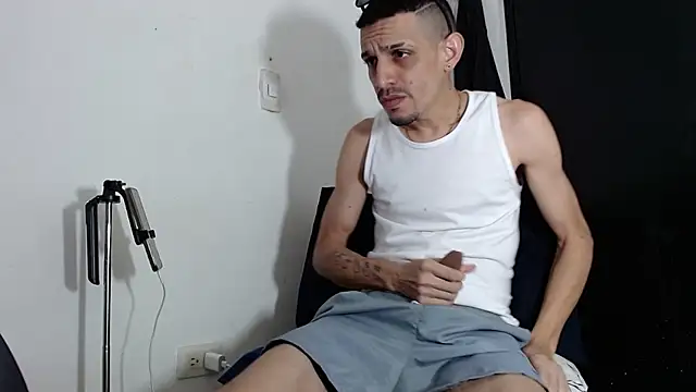 Snapshot of LATINO27CM chatting on March 2026 12:17:02 AM LATINO27CM online show from March 2026 12:17:02 AM