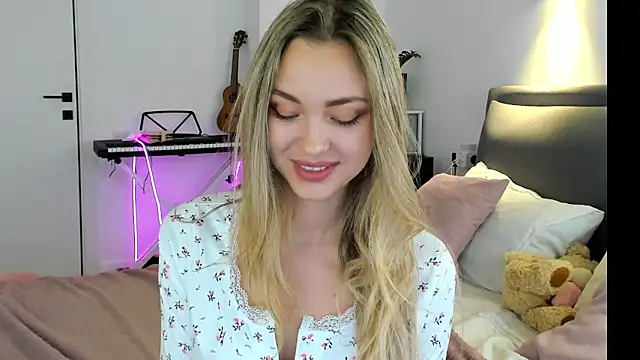 Kelly  Gray online show from April 2026 07:14:01 PM