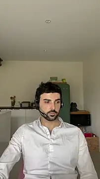 Snapshot of eauminerale chatting on March 2026 10:44:02 AM eauminerale online show from March 2026 10:44:02 AM