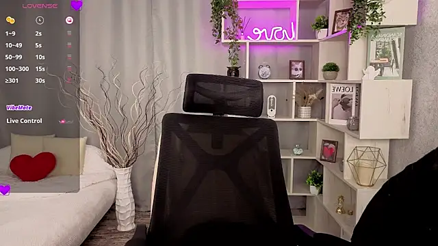 Snapshot of DreamVelour chatting on November 2025 08:24:02 PM DreamVelour online show from November 2025 08:24:02 PM