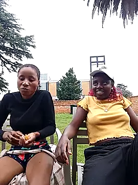 Snapshot of HotPetite_25 chatting on November 2025 06:37:01 AM HotPetite 25 online show from November 2025 06:37:01 AM