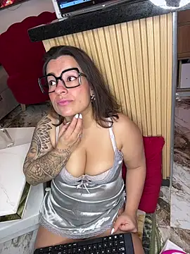 liz and thiago online show from December 2025 11:52:02 AM