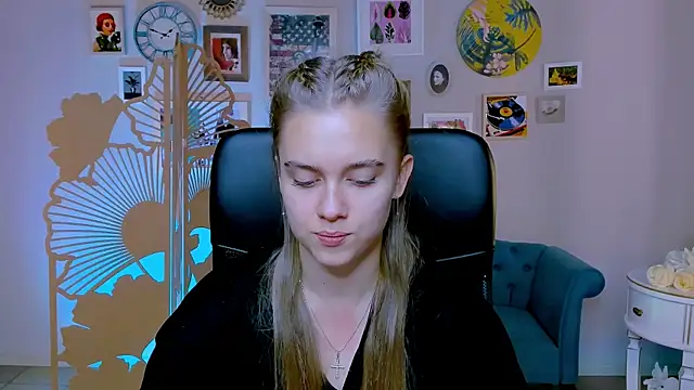 Snapshot of JuneWoods chatting on October 2025 07:04:02 AM JuneWoods online show from October 2025 07:04:02 AM