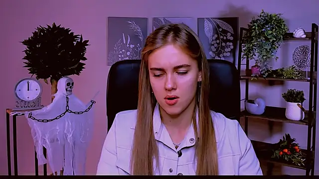 Snapshot of JuneWoods chatting on October 2025 06:35:02 AM JuneWoods online show from October 2025 06:35:02 AM