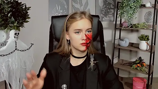 Snapshot of JuneWoods chatting on October 2025 09:39:01 AM JuneWoods online show from October 2025 09:39:01 AM