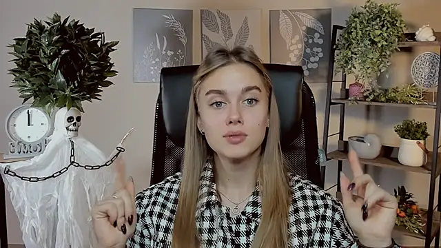 Snapshot of JuneWoods chatting on October 2025 01:01:02 PM JuneWoods online show from October 2025 01:01:02 PM