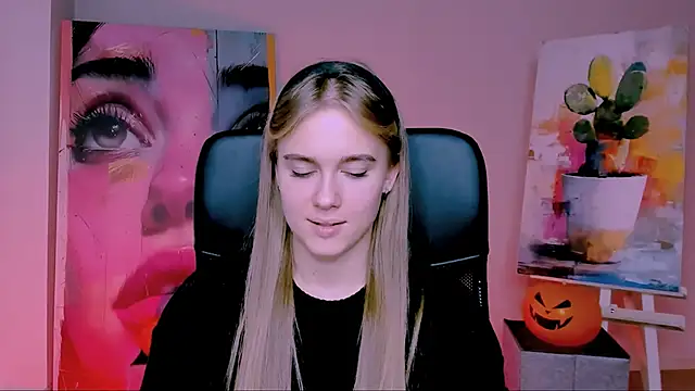 Snapshot of JuneWoods chatting on November 2025 11:12:01 AM JuneWoods online show from November 2025 11:12:01 AM