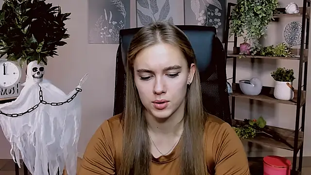 Snapshot of JuneWoods chatting on November 2025 11:43:01 AM JuneWoods online show from November 2025 11:43:01 AM