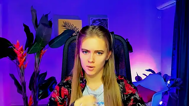 Snapshot of JuneWoods chatting on November 2025 06:24:01 AM JuneWoods online show from November 2025 06:24:01 AM