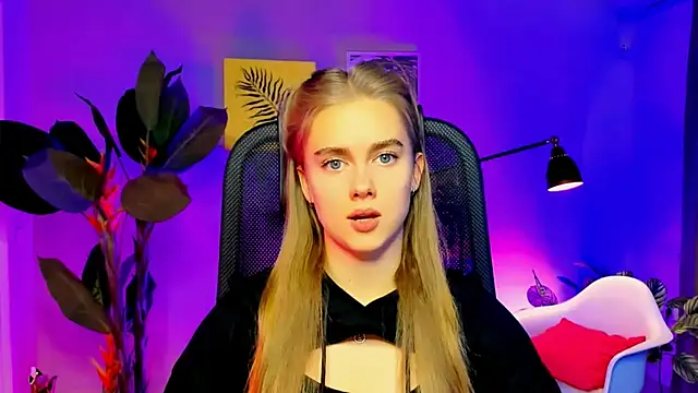 Snapshot of JuneWoods chatting on November 2025 09:20:02 AM JuneWoods online show from November 2025 09:20:02 AM