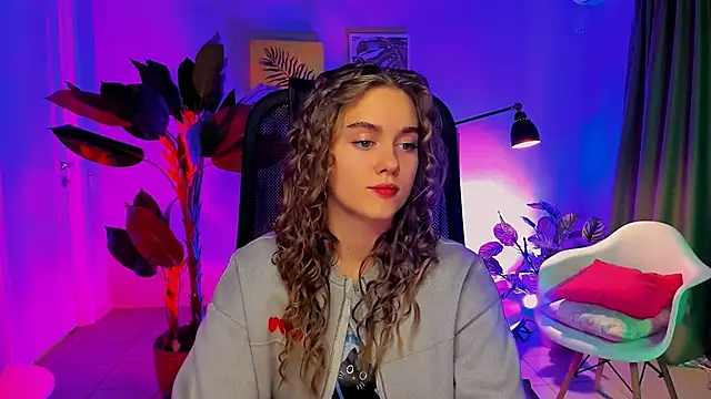 Snapshot of JuneWoods chatting on November 2025 10:25:02 AM JuneWoods online show from November 2025 10:25:02 AM