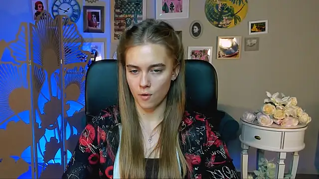 Snapshot of JuneWoods chatting on November 2025 05:18:02 AM JuneWoods online show from November 2025 05:18:02 AM