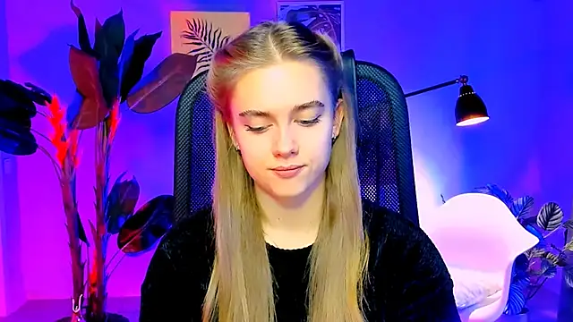 Snapshot of JuneWoods chatting on November 2025 06:04:02 AM JuneWoods online show from November 2025 06:04:02 AM