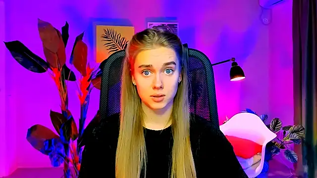 Snapshot of JuneWoods chatting on December 2025 06:18:01 AM JuneWoods online show from December 2025 06:18:01 AM