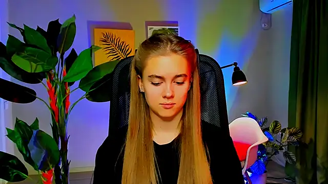 Snapshot of JuneWoods chatting on December 2025 06:23:01 AM JuneWoods online show from December 2025 06:23:01 AM