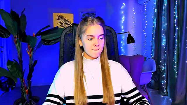 Snapshot of JuneWoods chatting on December 2025 06:28:01 AM JuneWoods online show from December 2025 06:28:01 AM