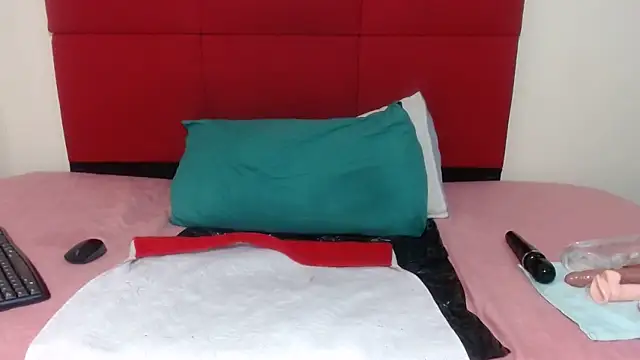 Snapshot of CurvyQueenx2 chatting on March 2026 09:10:01 PM CurvyQueenx2 online show from March 2026 09:10:01 PM