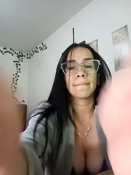 YaraDuartee online show from December 2025 01:32:01 AM