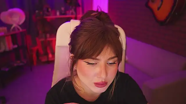 FameyBlum online show from October 2025 05:43:02 AM