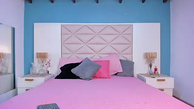 Snapshot of EliDurann chatting on November 2025 11:45:01 AM EliDurann online show from November 2025 11:45:01 AM