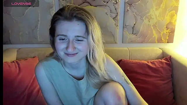Snapshot of CamillaDreamer chatting on April 2026 06:10:01 PM CamillaDreamer online show from April 2026 06:10:01 PM