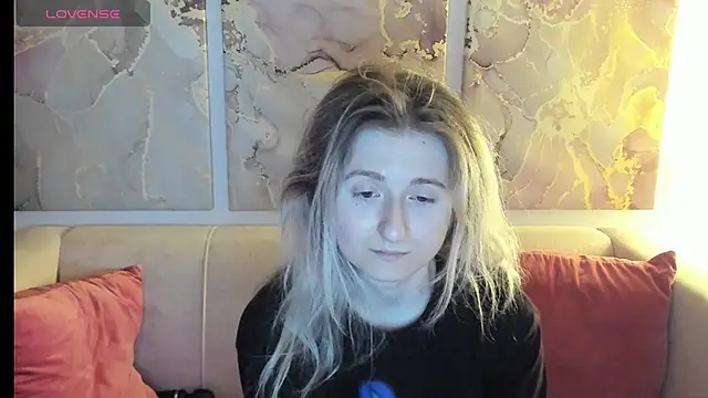 Snapshot of CamillaDreamer chatting on April 2026 12:35:01 AM CamillaDreamer online show from April 2026 12:35:01 AM
