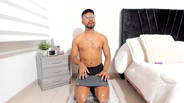 Taylormaccurdy  online show from October 2025 02:29:01 PM