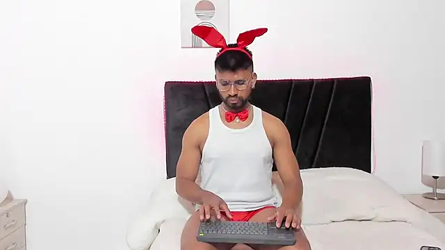 Taylormaccurdy  online show from October 2025 01:45:02 PM