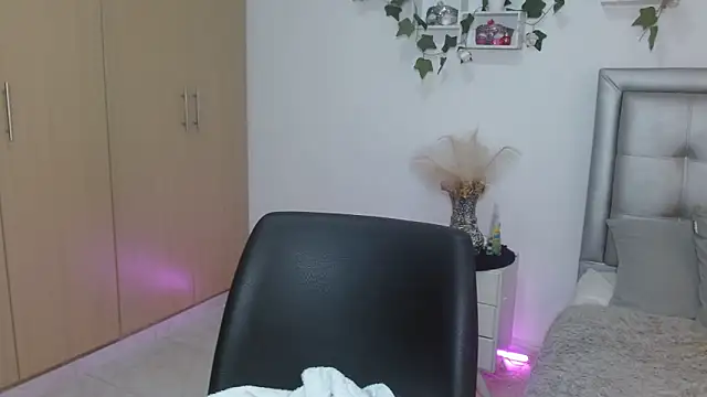 Snapshot of mia_star_2 chatting on April 2026 10:06:01 AM mia star 2 online show from April 2026 10:06:01 AM